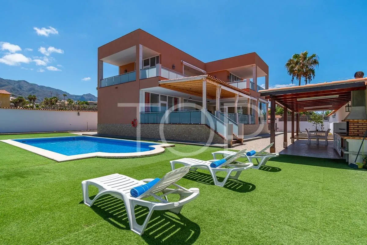 Hermosa villa de lujo en venta con vistas panorámicas al océano y al Teide en Playa Paraíso