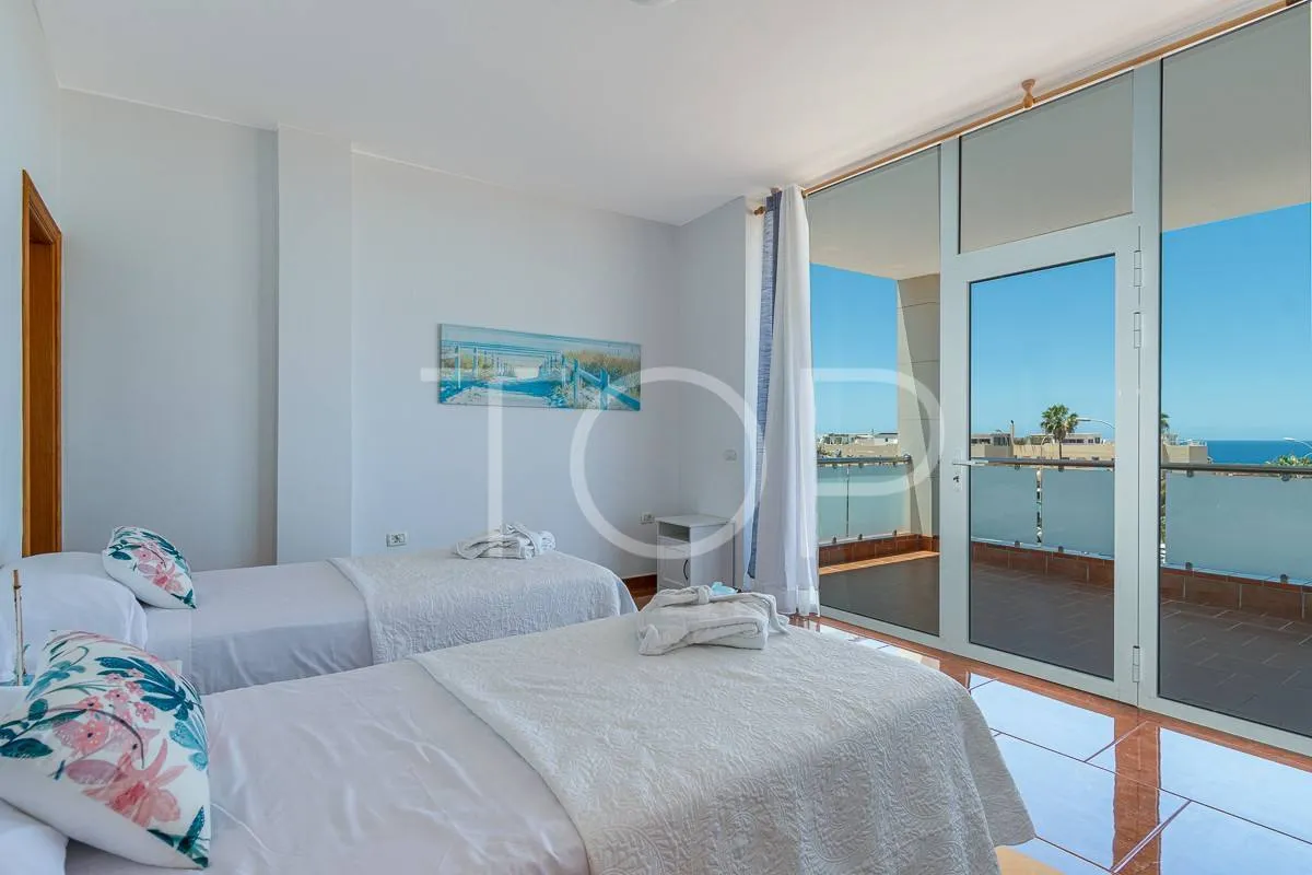Hermosa villa de lujo en venta con vistas panorámicas al océano y al Teide en Playa Paraíso