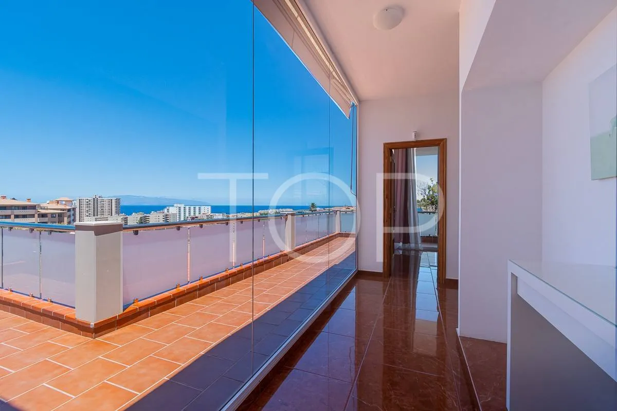 Schöne Luxusvilla mit Panoramablick auf das Meer und den Teide in Playa Paraíso zu verkaufen