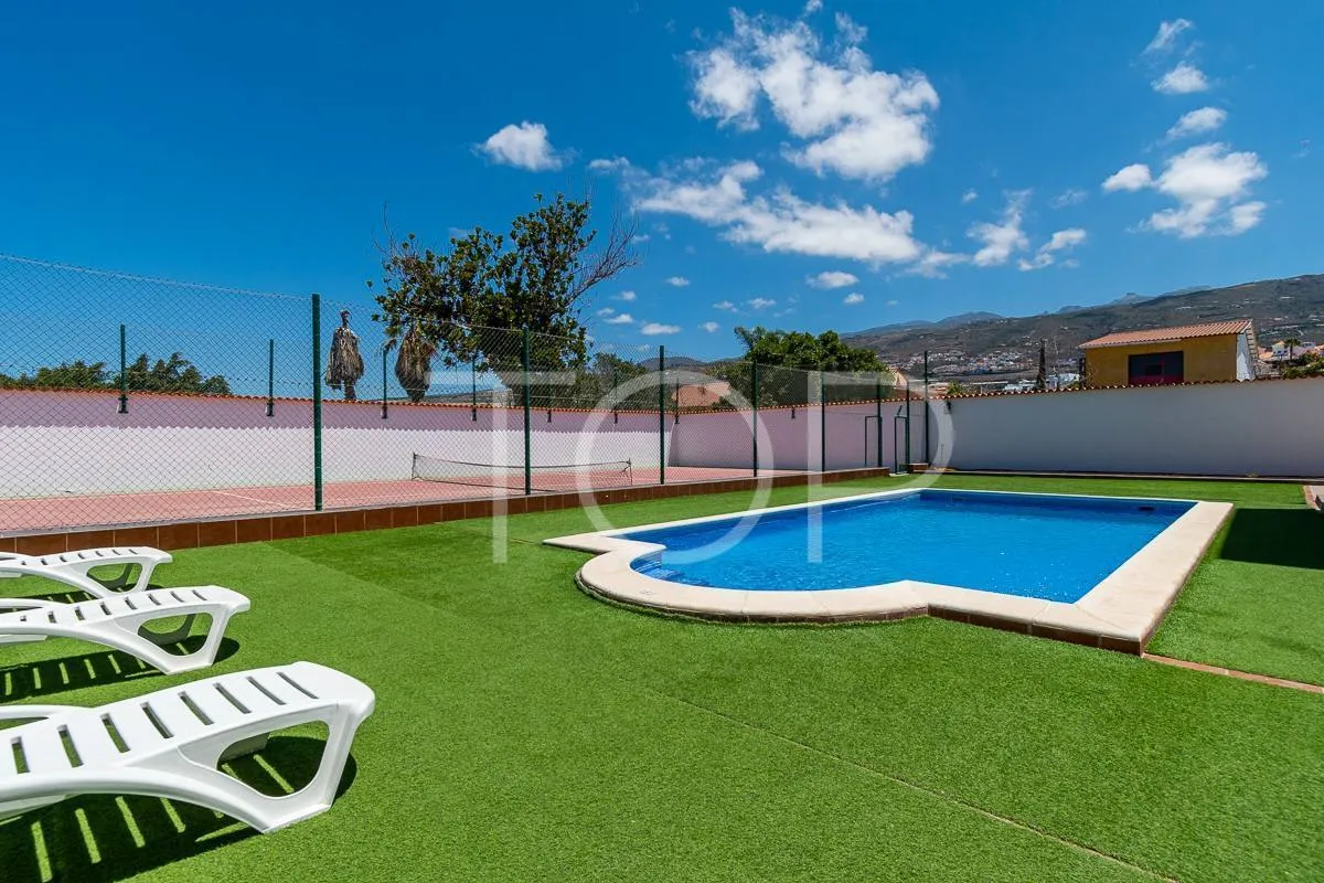 Schöne Luxusvilla mit Panoramablick auf das Meer und den Teide in Playa Paraíso zu verkaufen