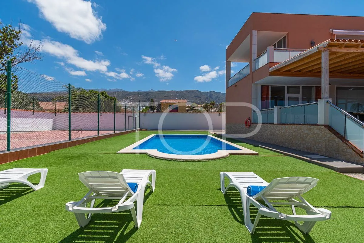 Hermosa villa de lujo en venta con vistas panorámicas al océano y al Teide en Playa Paraíso