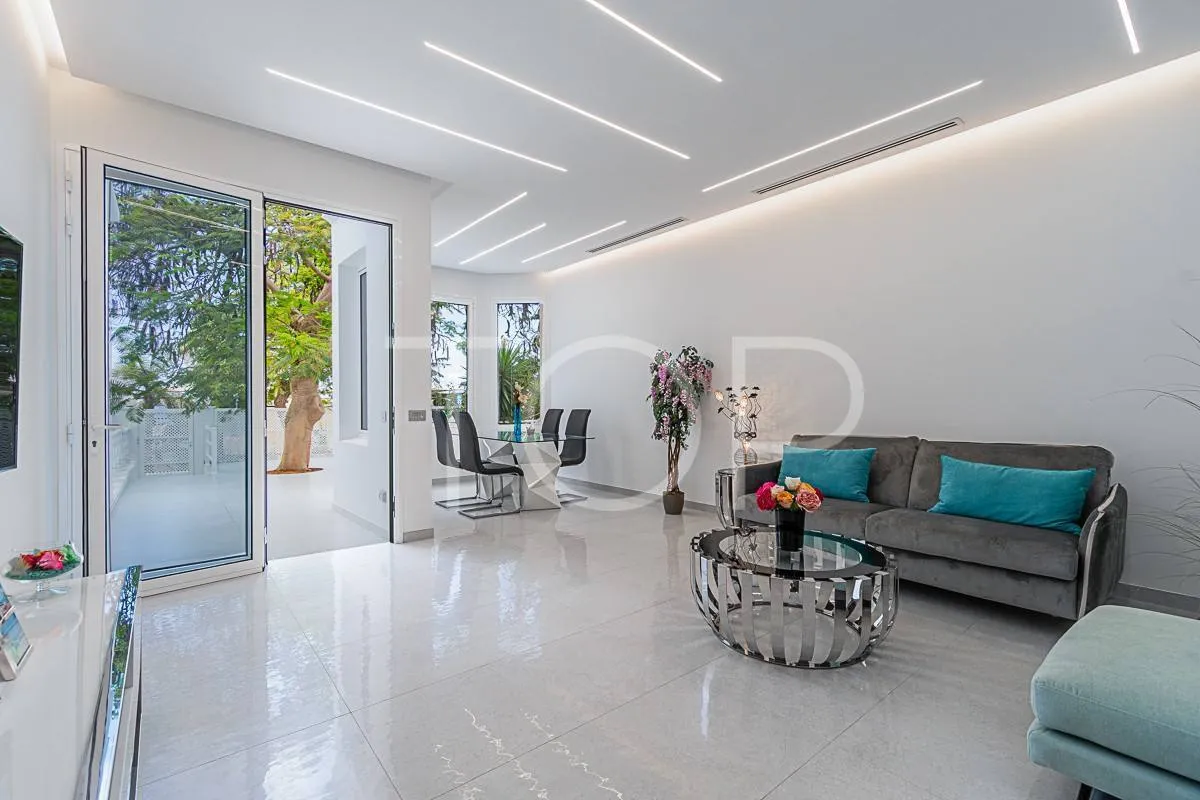 Magnificent villa on the front line of Fañabe Beach, in the famous Lagos de Fañabe complex