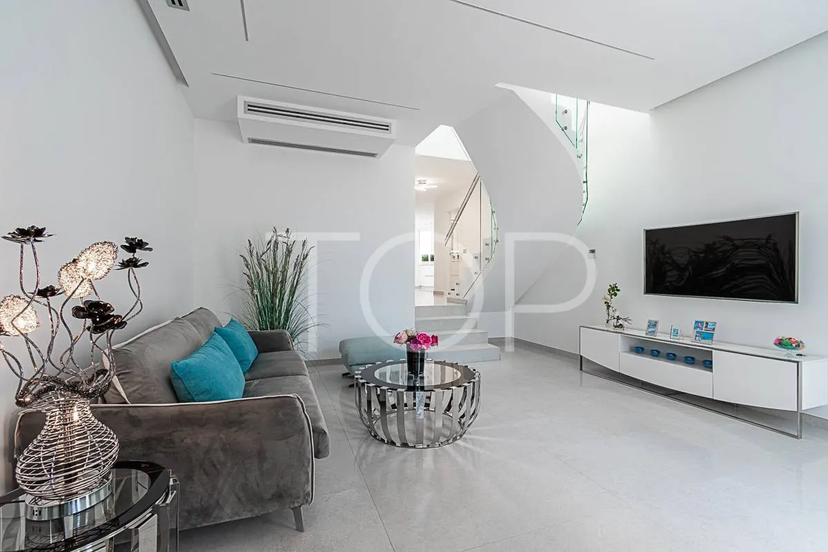 Magnificent villa on the front line of Fañabe Beach, in the famous Lagos de Fañabe complex