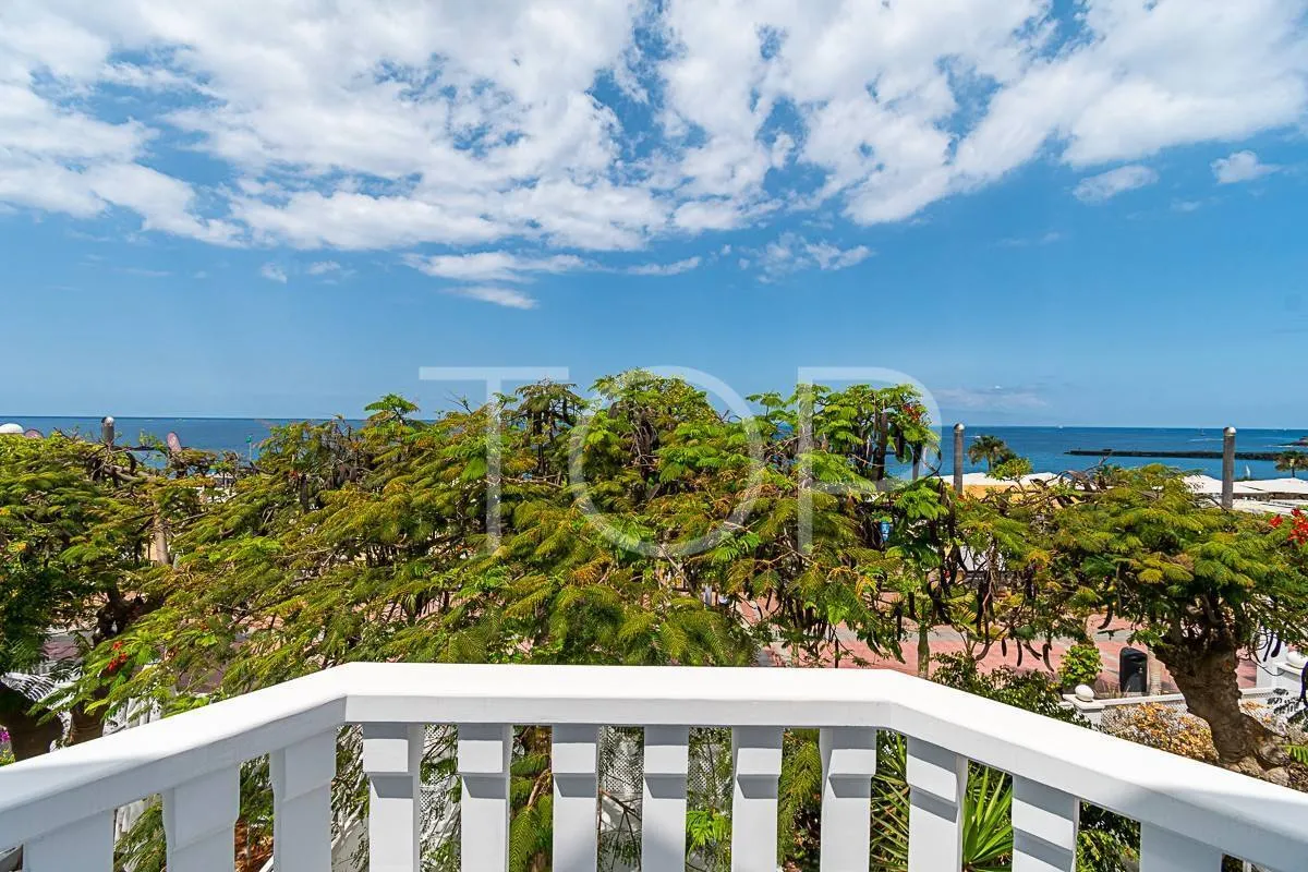 Magnificent villa on the front line of Fañabe Beach, in the famous Lagos de Fañabe complex