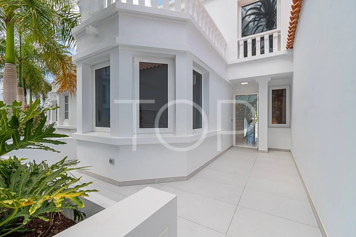 Magnificent villa on the front line of Fañabe Beach, in the famous Lagos de Fañabe complex