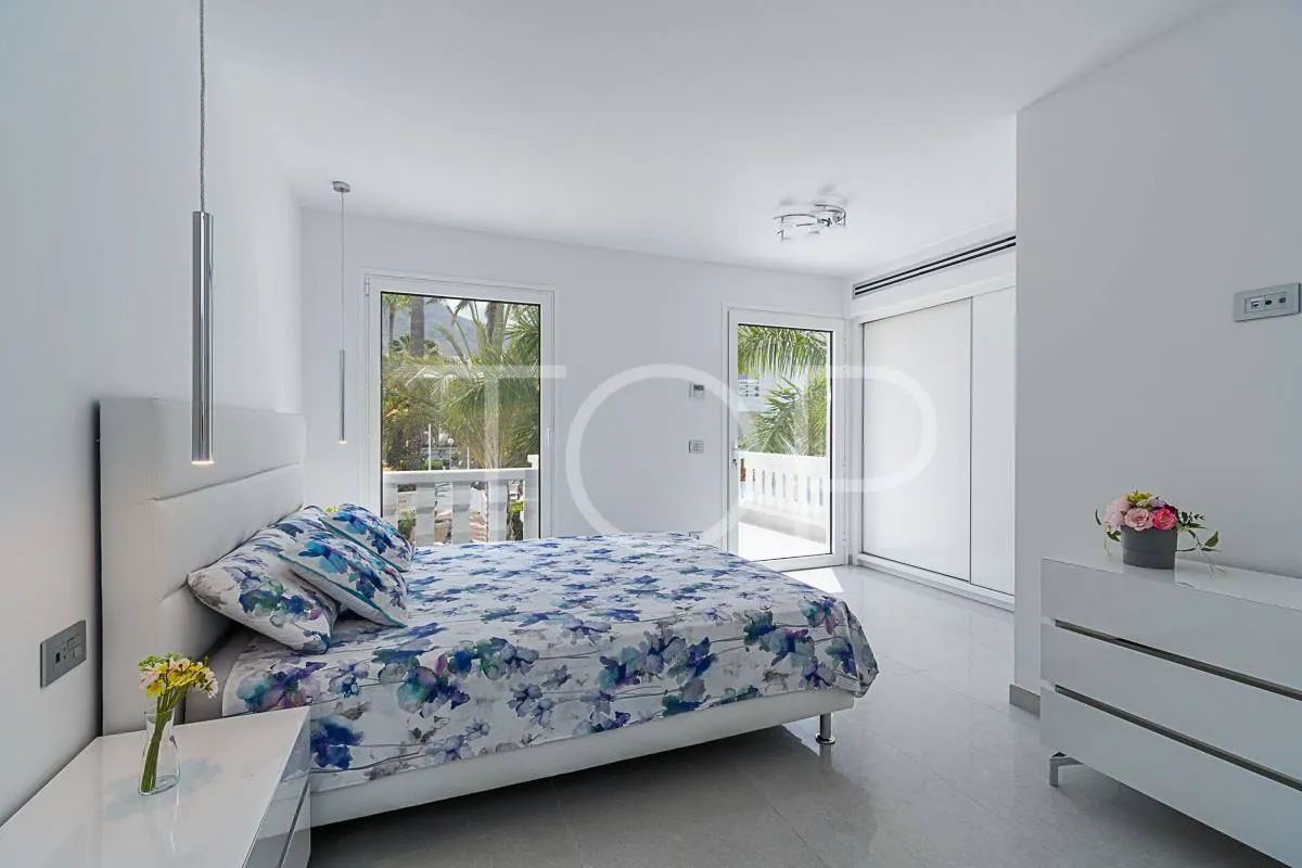 Magnificent villa on the front line of Fañabe Beach, in the famous Lagos de Fañabe complex