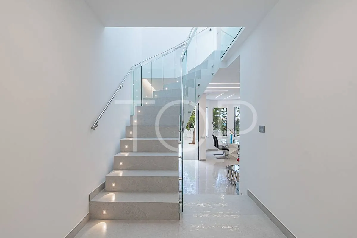 Magnificent villa on the front line of Fañabe Beach, in the famous Lagos de Fañabe complex