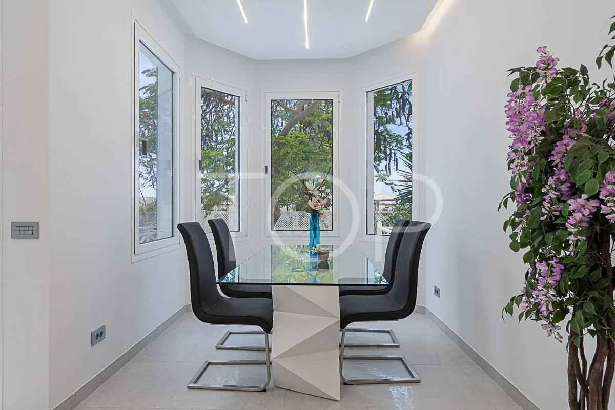 Magnificent villa on the front line of Fañabe Beach, in the famous Lagos de Fañabe complex