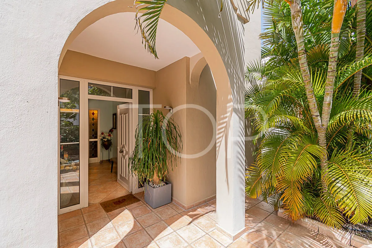 Villa exclusiva en primera línea con vistas al mar en venta en el Duque, Costa Adeje