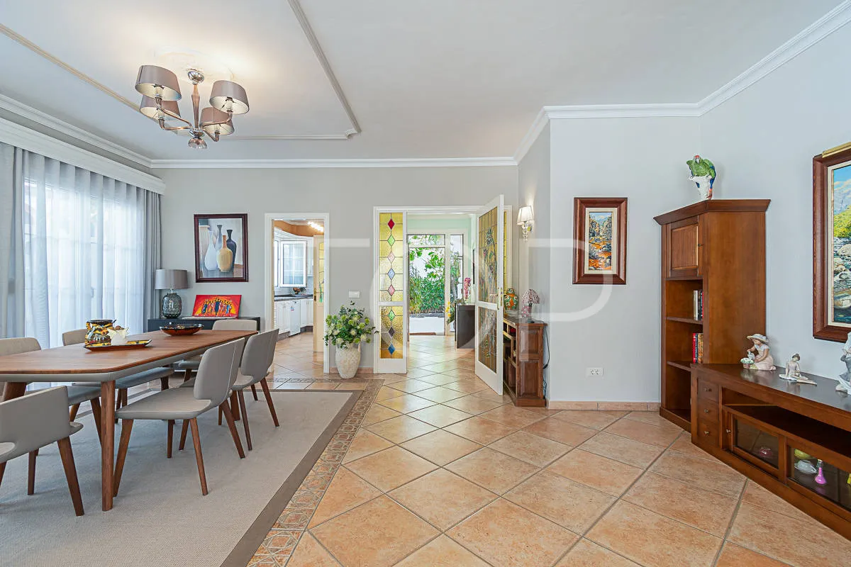 Villa exclusiva en primera línea con vistas al mar en venta en el Duque, Costa Adeje
