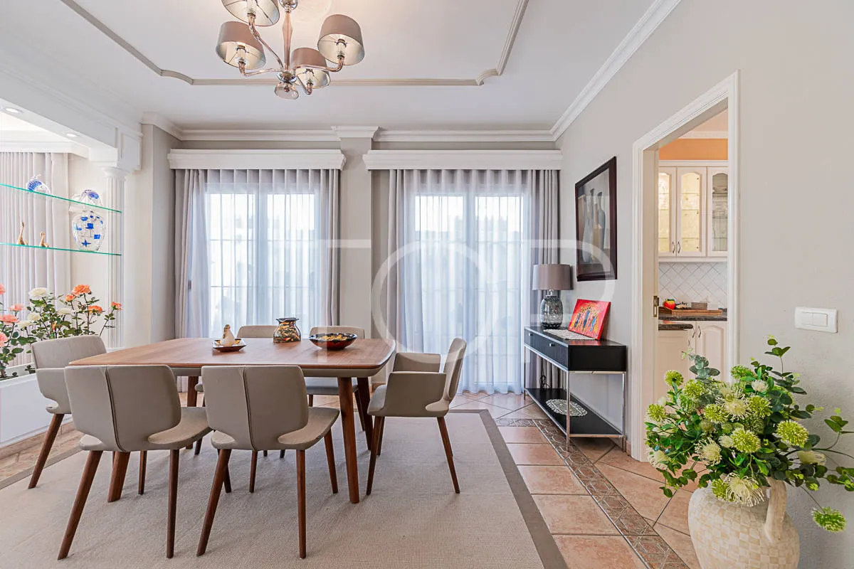 Villa exclusiva en primera línea con vistas al mar en venta en el Duque, Costa Adeje