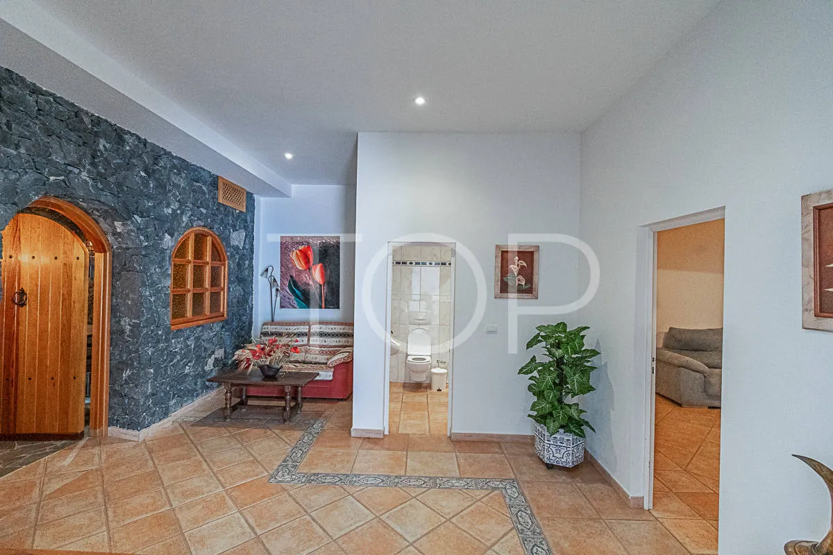 Villa exclusiva en primera línea con vistas al mar en venta en el Duque, Costa Adeje