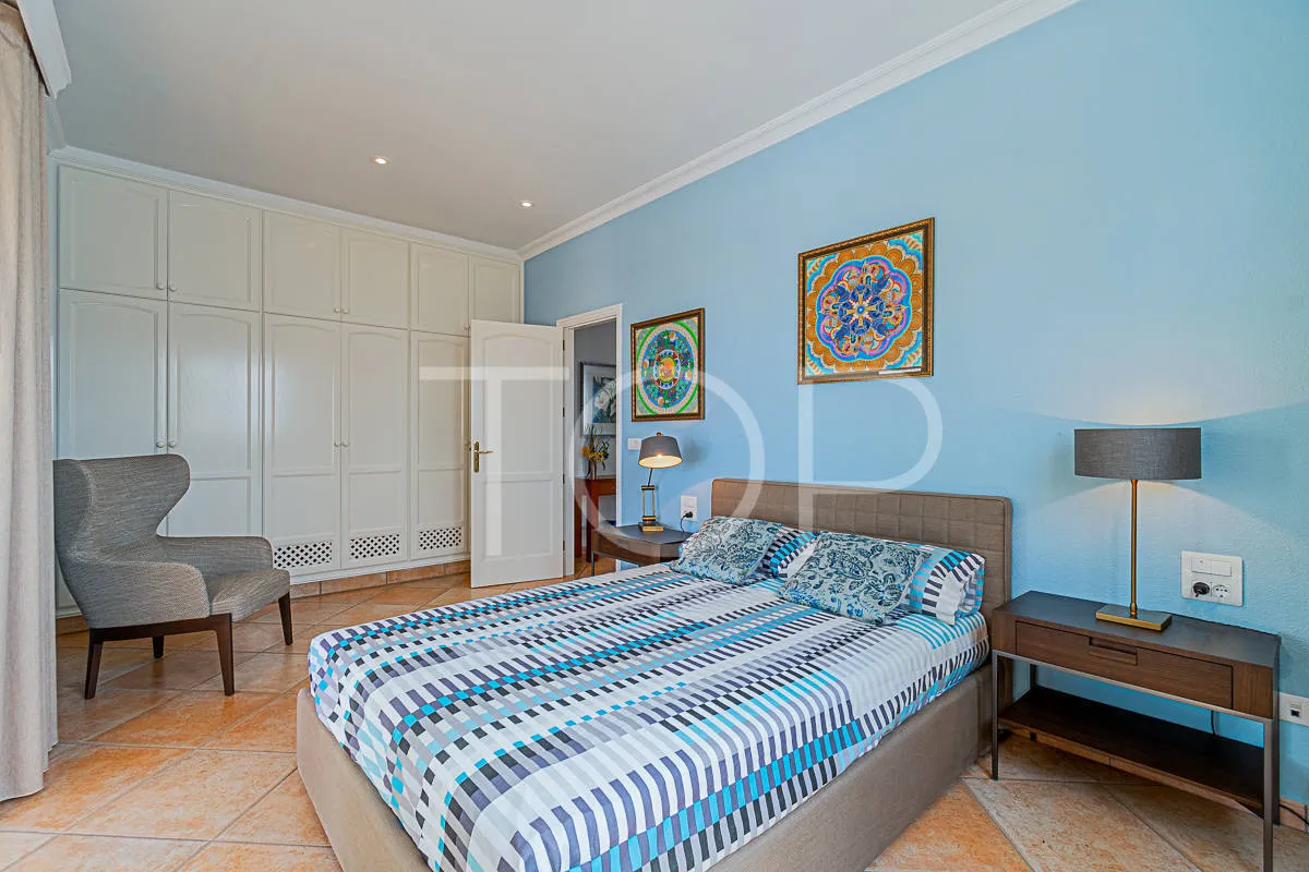 Villa exclusiva en primera línea con vistas al mar en venta en el Duque, Costa Adeje