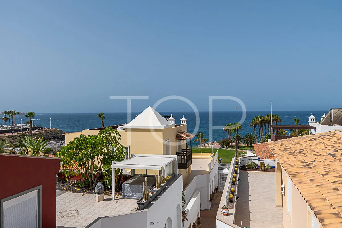 Villa exclusiva en primera línea con vistas al mar en venta en el Duque, Costa Adeje