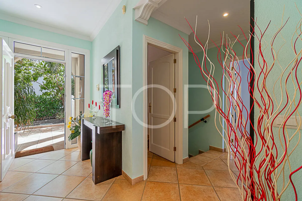 Villa exclusiva en primera línea con vistas al mar en venta en el Duque, Costa Adeje