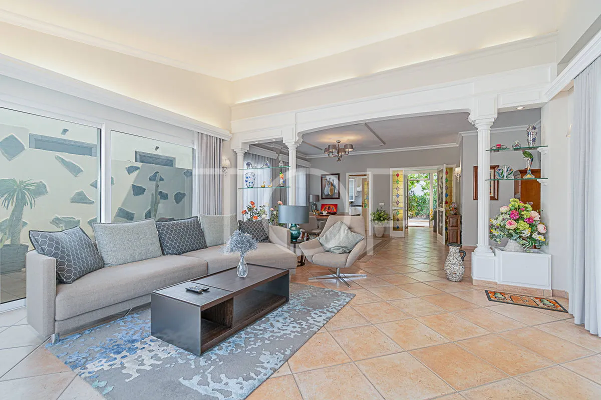Villa exclusiva en primera línea con vistas al mar en venta en el Duque, Costa Adeje