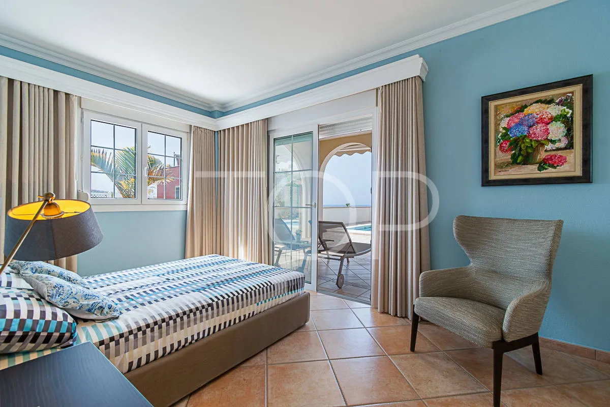 Villa exclusiva en primera línea con vistas al mar en venta en el Duque, Costa Adeje