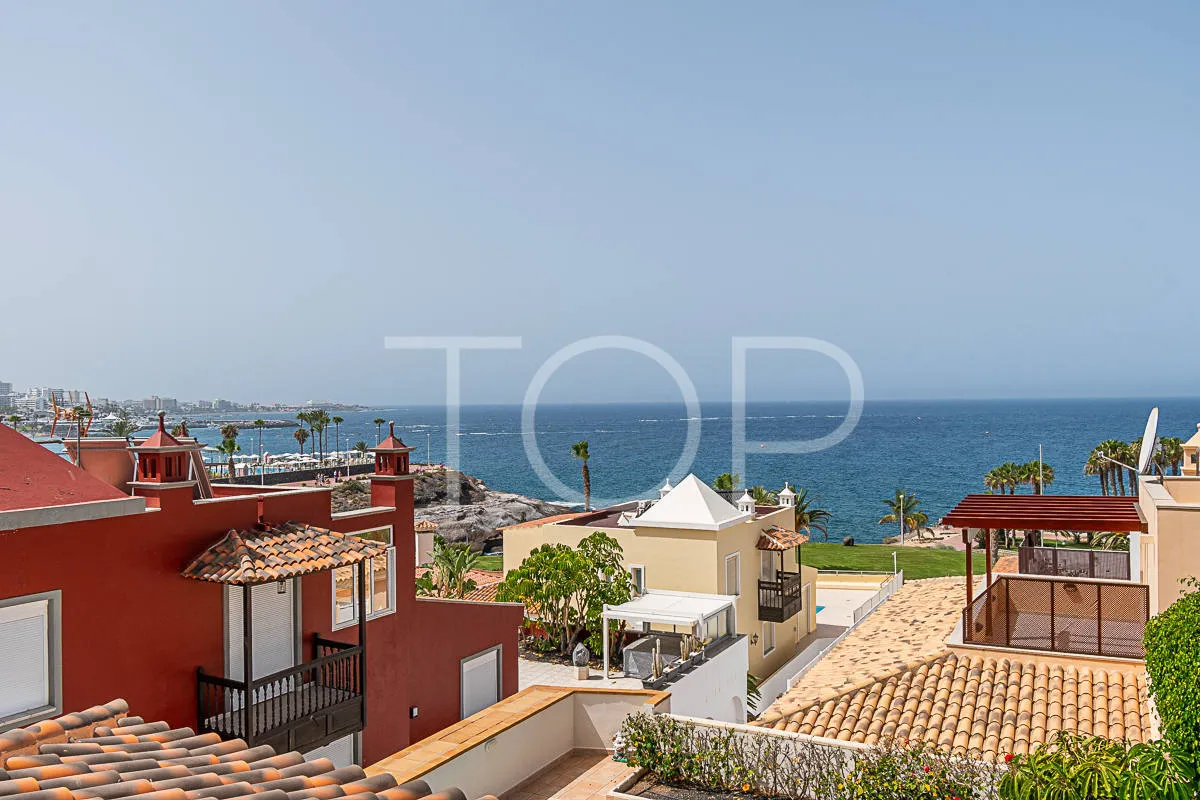 Villa exclusiva en primera línea con vistas al mar en venta en el Duque, Costa Adeje