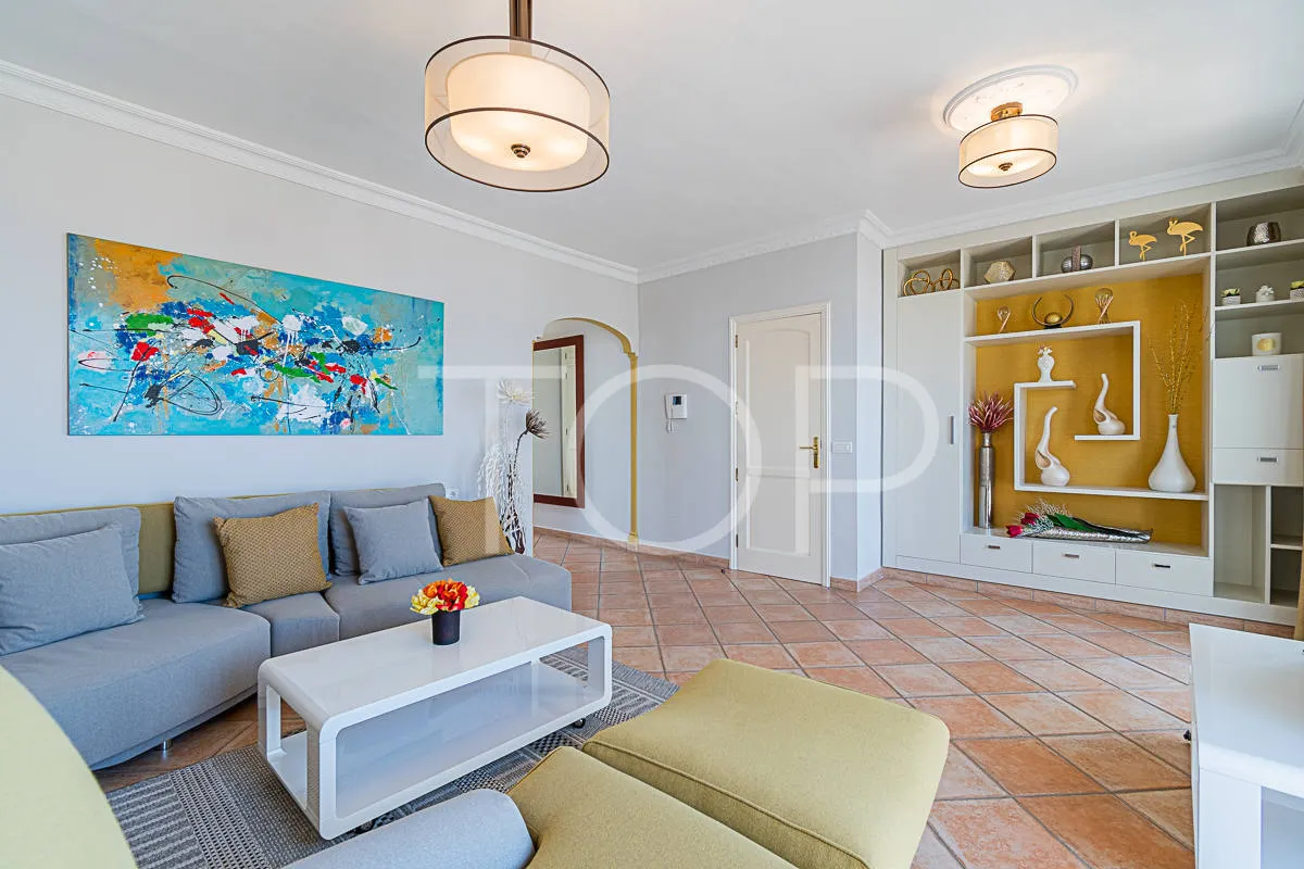 Villa exclusiva en primera línea con vistas al mar en venta en el Duque, Costa Adeje
