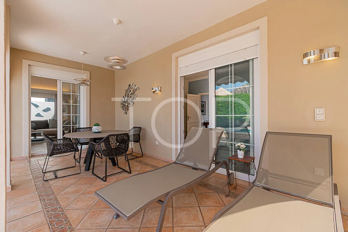 Villa exclusiva en primera línea con vistas al mar en venta en el Duque, Costa Adeje