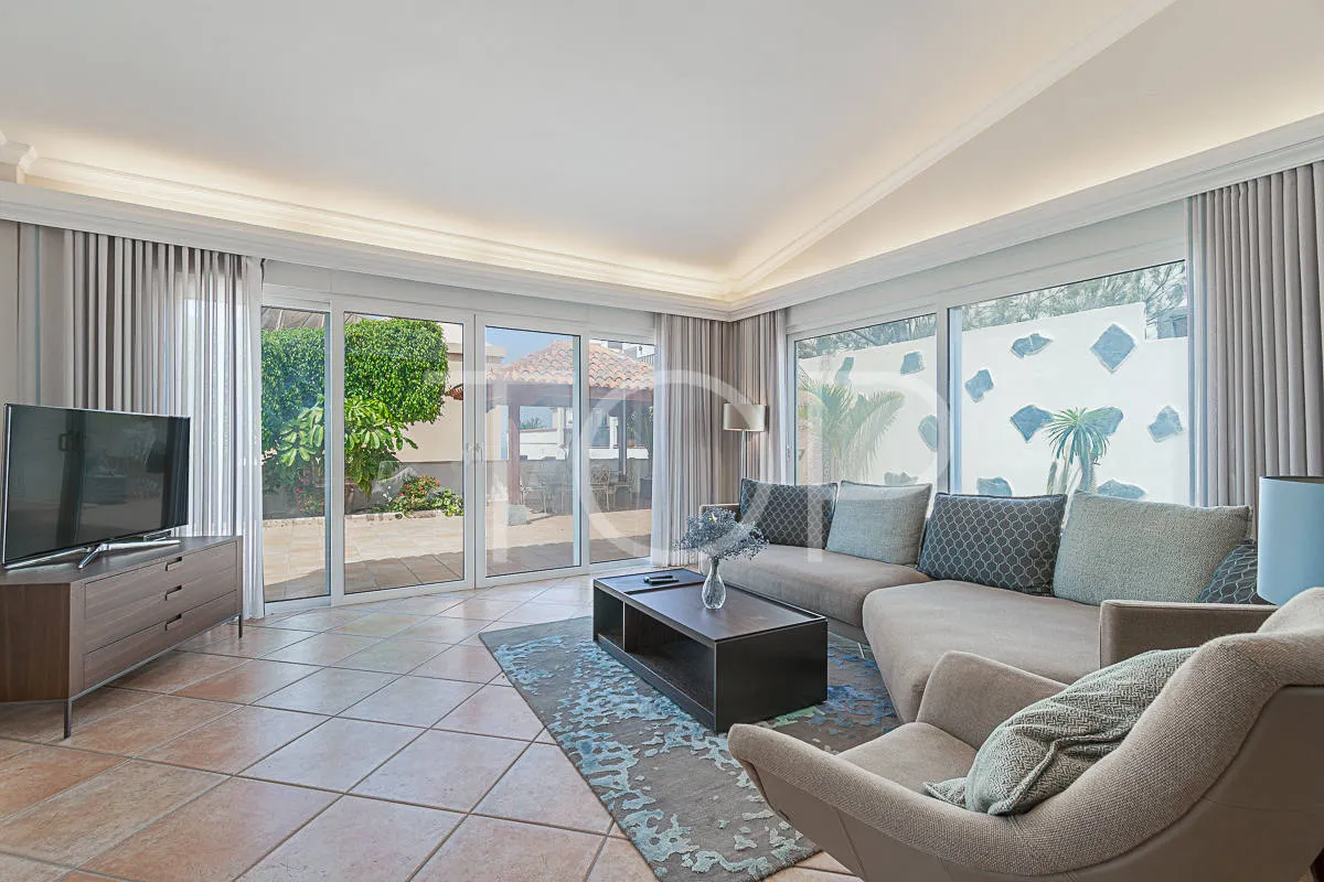 Villa exclusiva en primera línea con vistas al mar en venta en el Duque, Costa Adeje