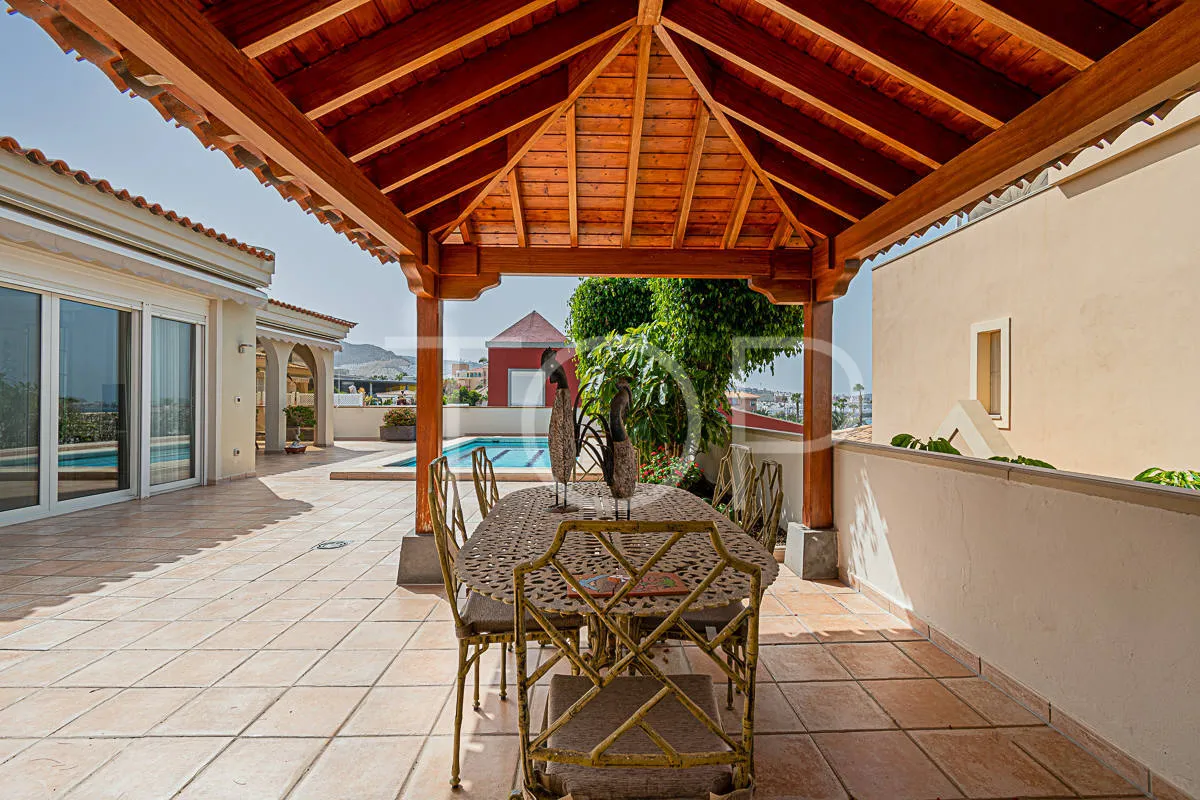 Villa exclusiva en primera línea con vistas al mar en venta en el Duque, Costa Adeje