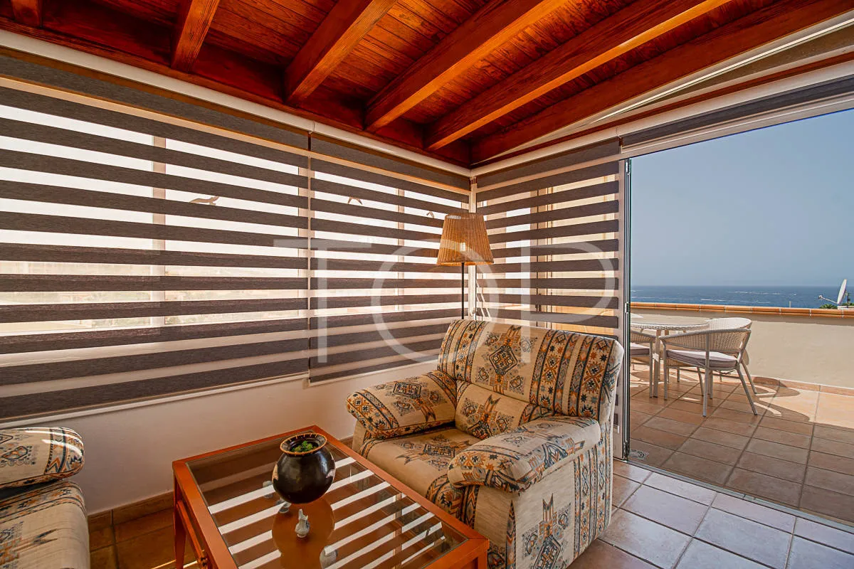 Villa exclusiva en primera línea con vistas al mar en venta en el Duque, Costa Adeje