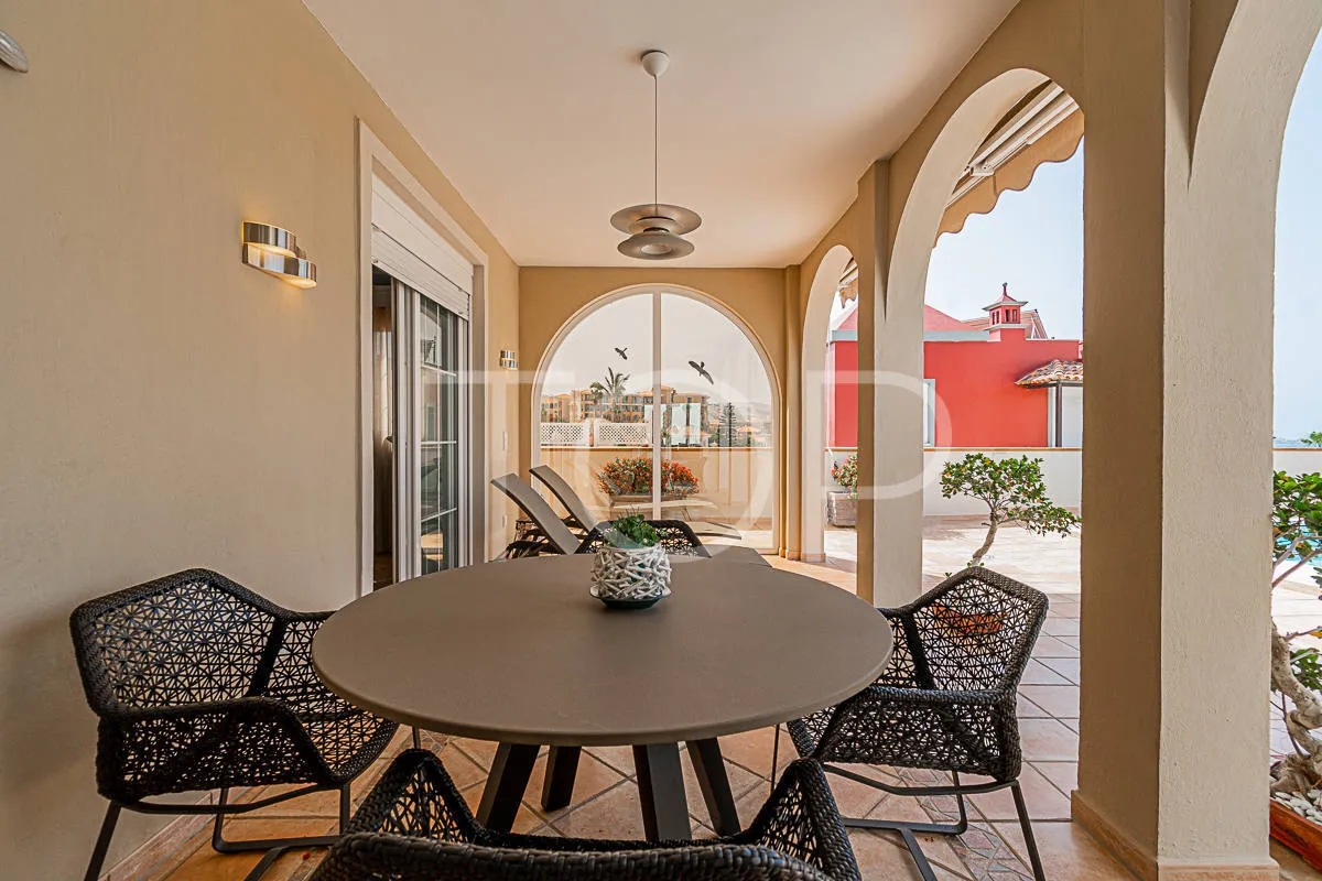 Villa exclusiva en primera línea con vistas al mar en venta en el Duque, Costa Adeje