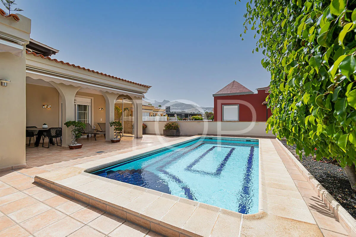 Villa exclusiva en primera línea con vistas al mar en venta en el Duque, Costa Adeje