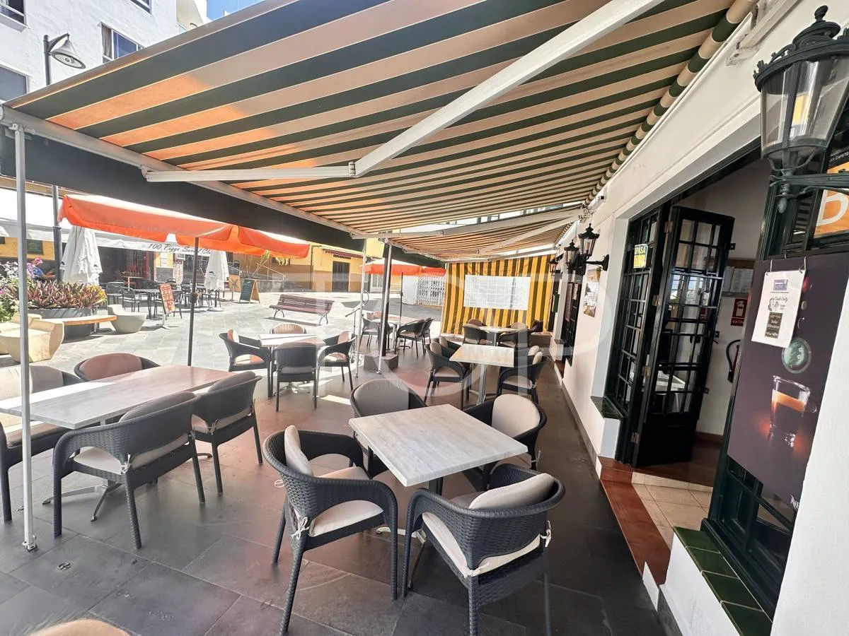 Excellent running restaurant in a top location with sea views and with a large terrace in Los Cristianos