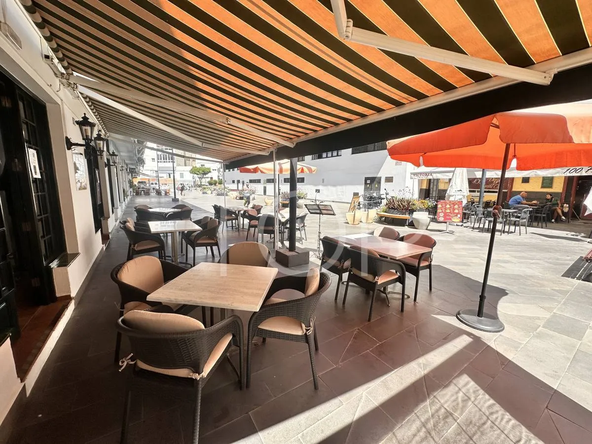 Excellent running restaurant in a top location with sea views and with a large terrace in Los Cristianos