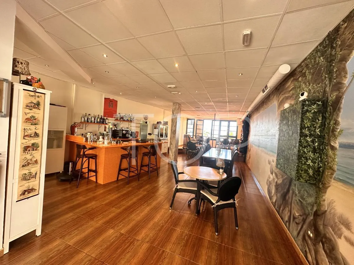 Excellent running restaurant in a top location with sea views and with a large terrace in Los Cristianos