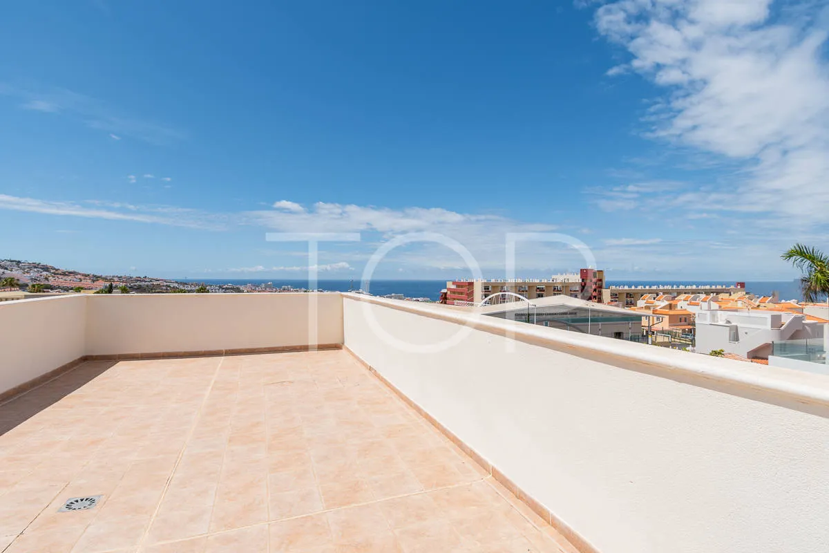 Precioso chalet independiente de tres dormitorios y piscina privada a la venta en Madroñal