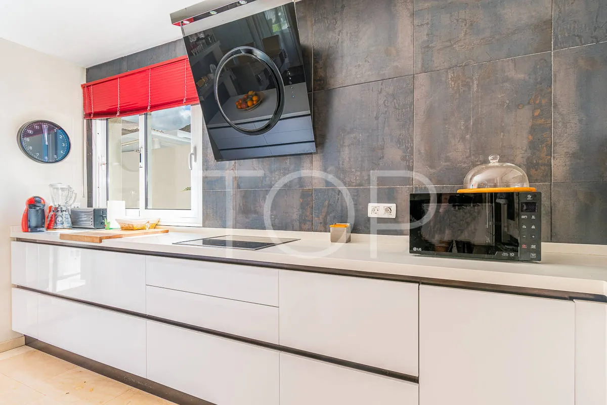 Precioso chalet independiente de tres dormitorios y piscina privada a la venta en Madroñal