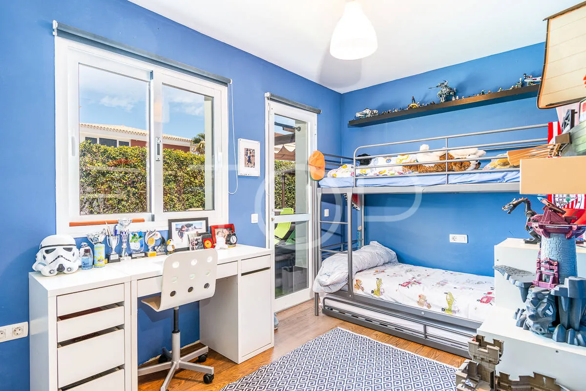 Precioso chalet independiente de tres dormitorios y piscina privada a la venta en Madroñal