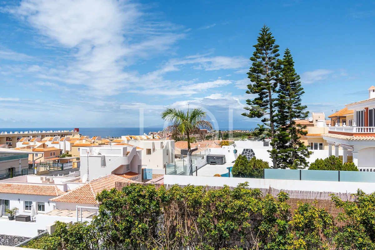 Precioso chalet independiente de tres dormitorios y piscina privada a la venta en Madroñal