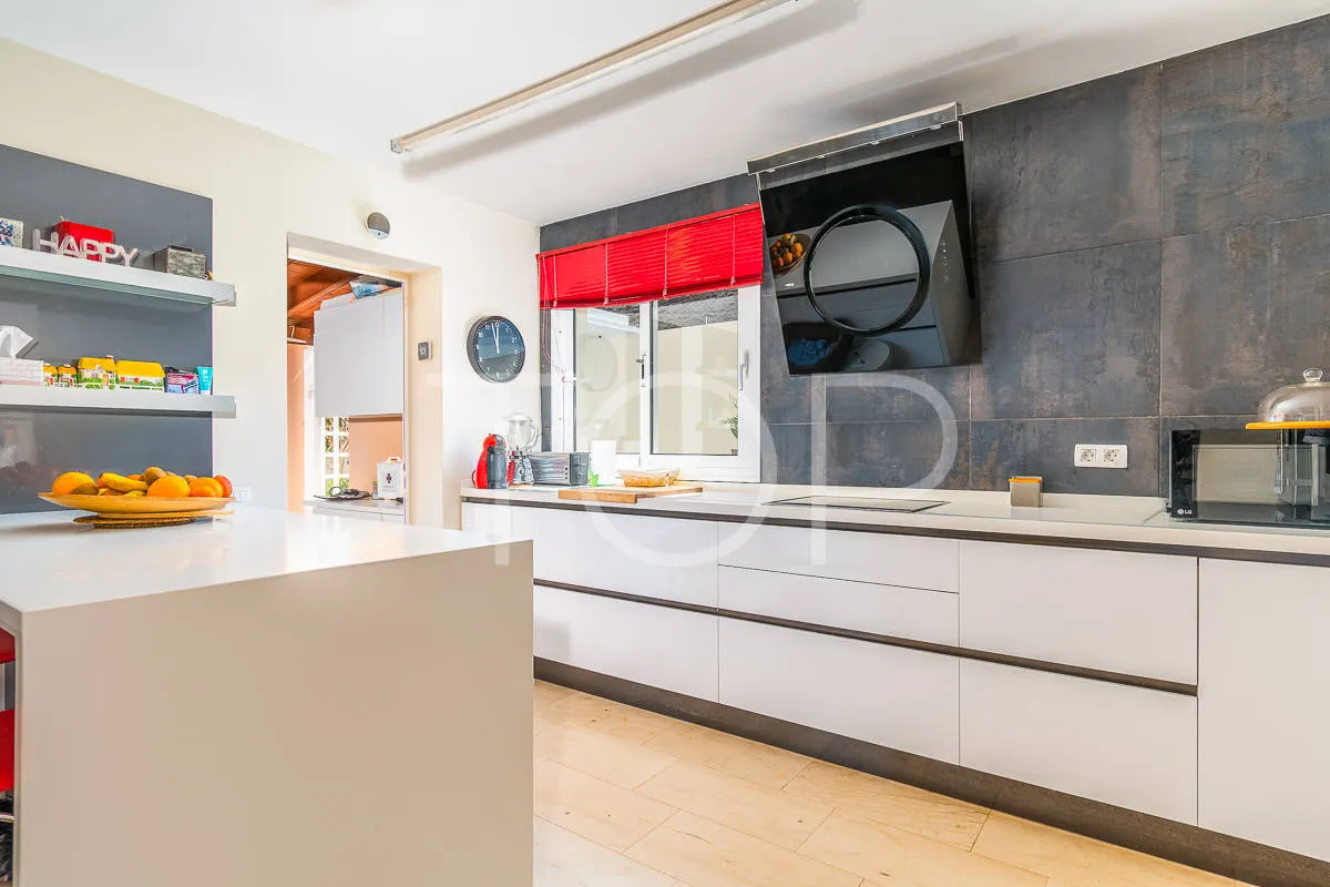 Precioso chalet independiente de tres dormitorios y piscina privada a la venta en Madroñal