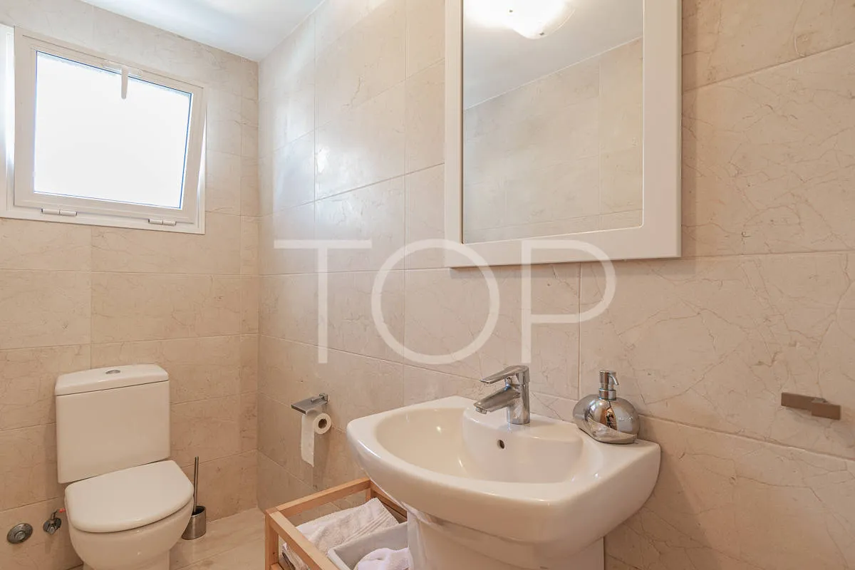 Precioso chalet independiente de tres dormitorios y piscina privada a la venta en Madroñal