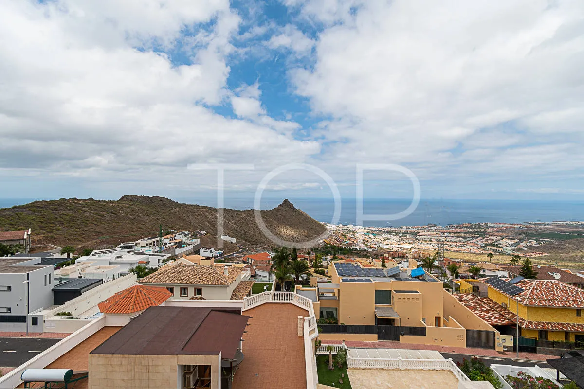 Exquisita villa en Costa Adeje con impresionantes vistas al mar