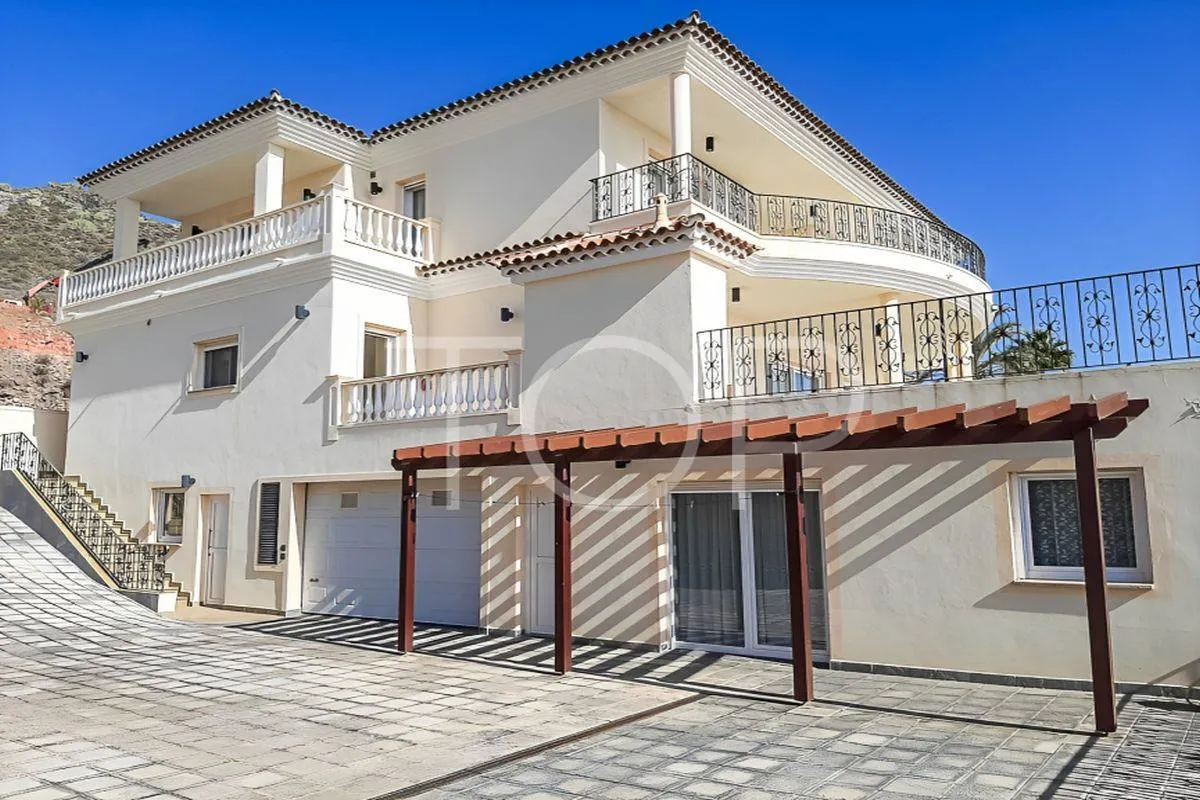 Exquisita villa en Costa Adeje con impresionantes vistas al mar