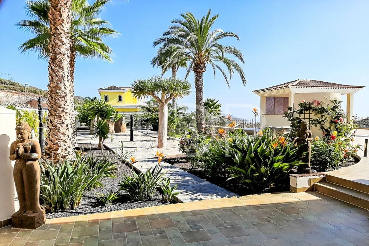 Exquisita villa en Costa Adeje con impresionantes vistas al mar