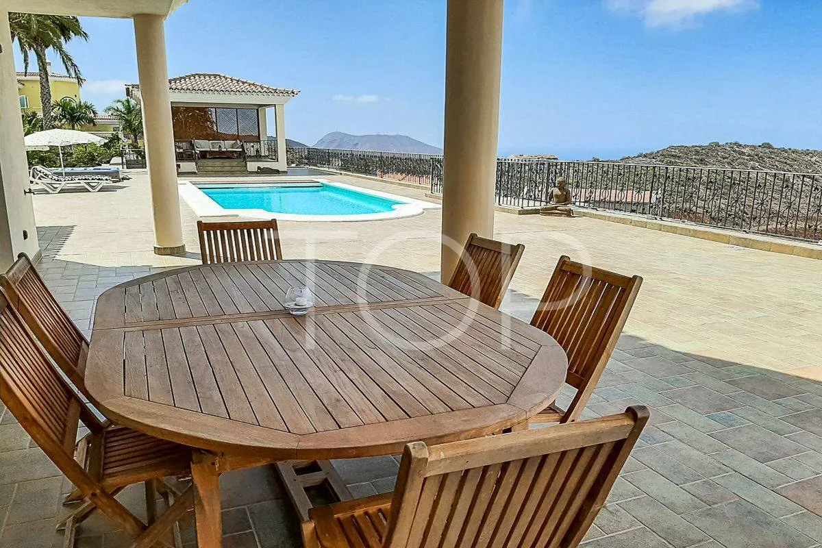 Exquisita villa en Costa Adeje con impresionantes vistas al mar