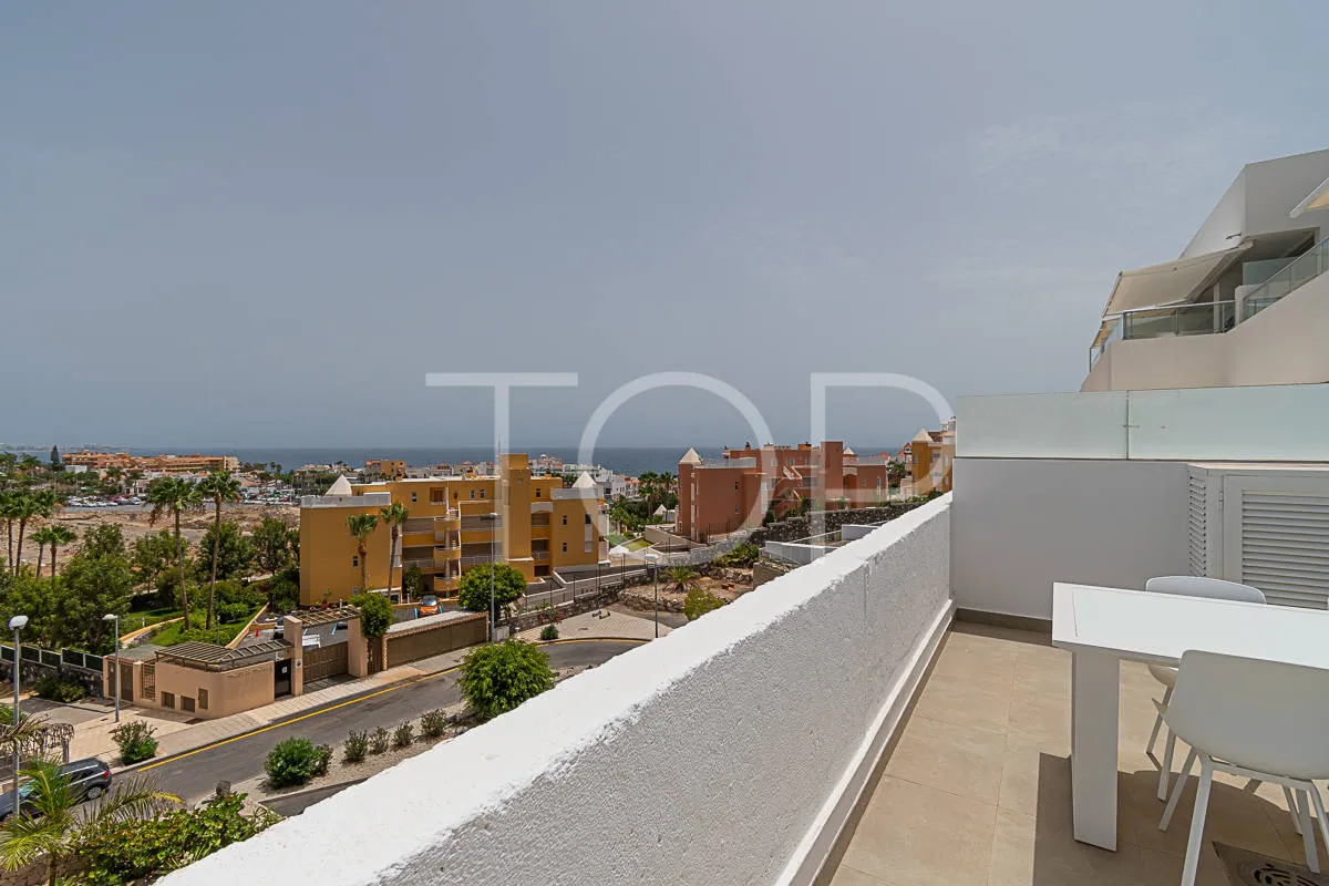 Exclusivo ático de 3 dormitorios a la venta en Caleta Palms, Costa Adeje
