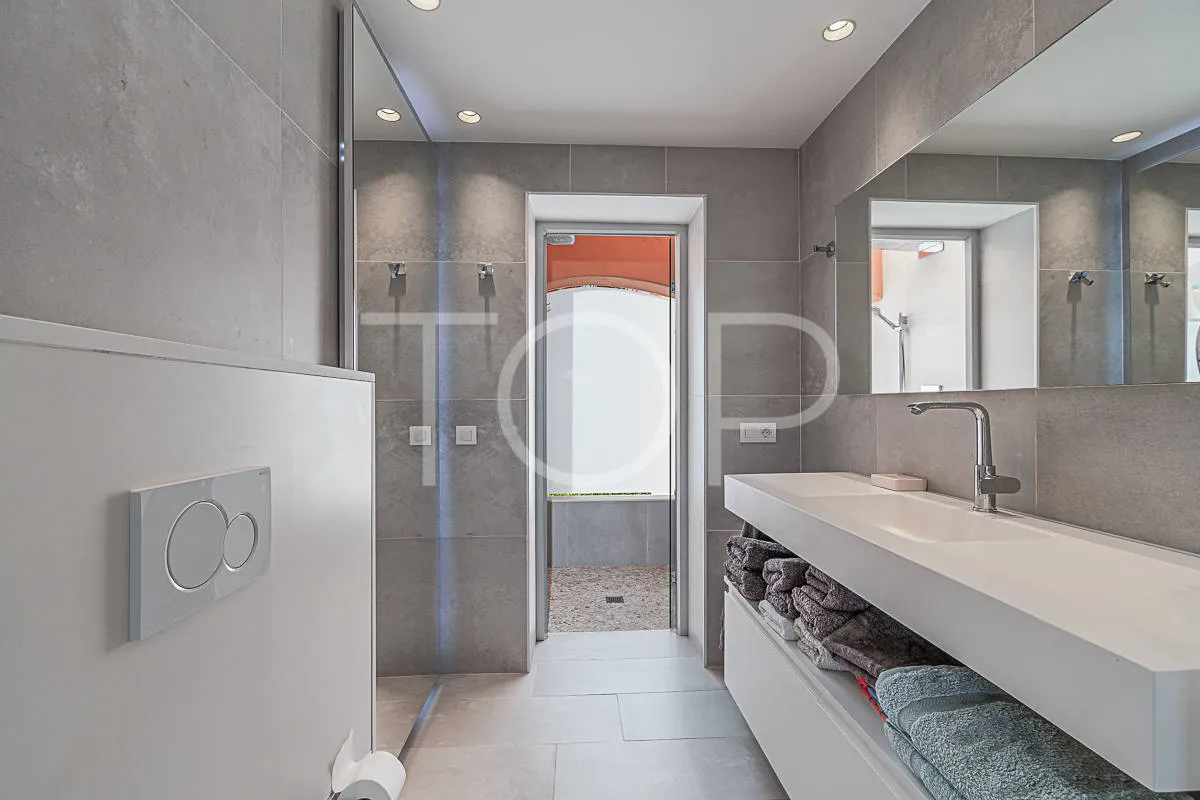 Encantador chalet adosado de tres plantas, elegantemente remodelado, que se asoma hacia el mar y el campo de golf de Adeje