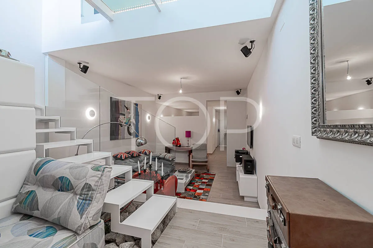 Encantador chalet adosado de tres plantas, elegantemente remodelado, que se asoma hacia el mar y el campo de golf de Adeje