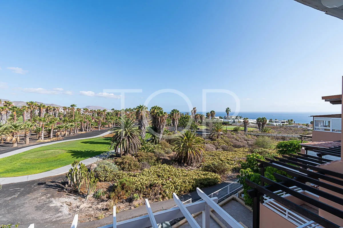 Encantador chalet adosado de tres plantas, elegantemente remodelado, que se asoma hacia el mar y el campo de golf de Adeje