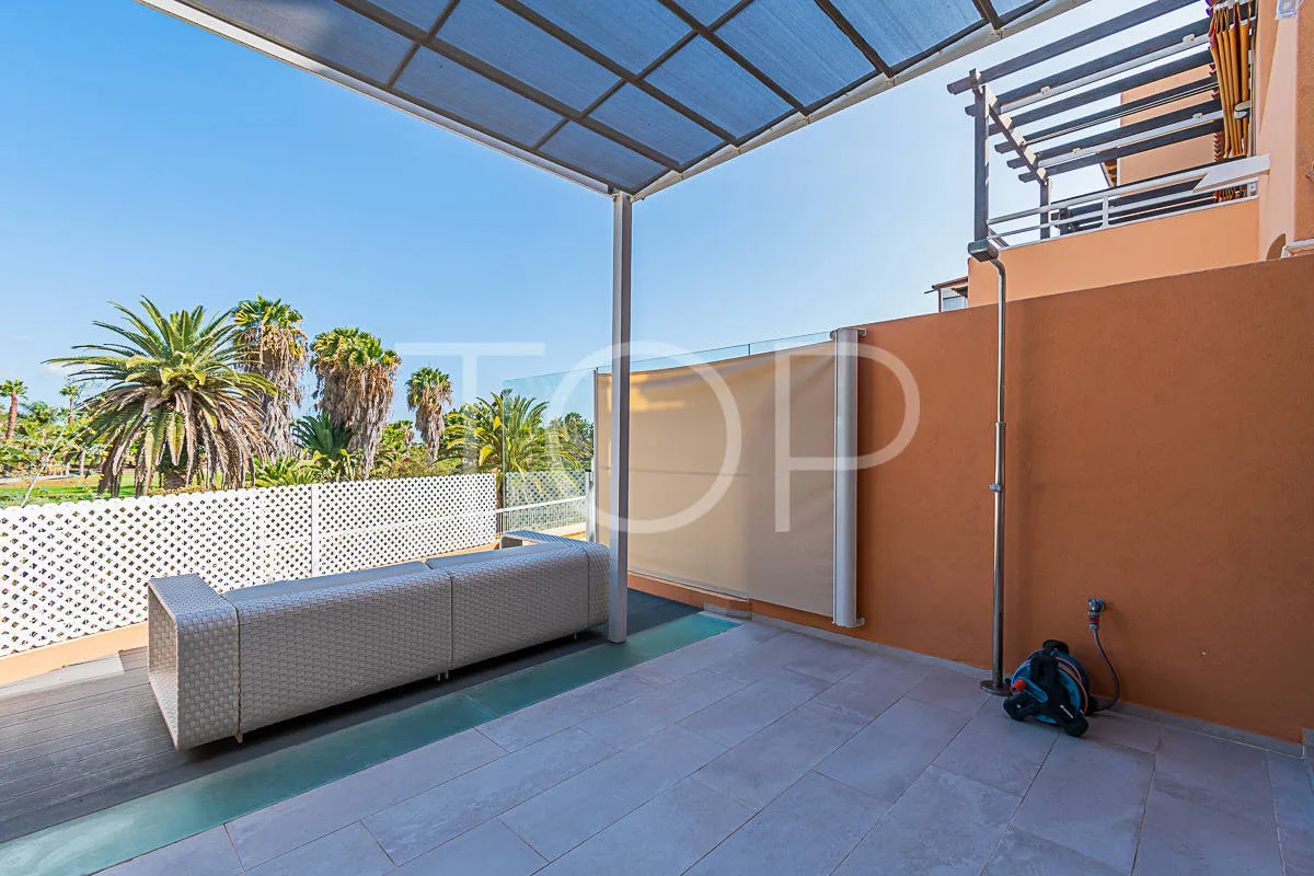 Encantador chalet adosado de tres plantas, elegantemente remodelado, que se asoma hacia el mar y el campo de golf de Adeje