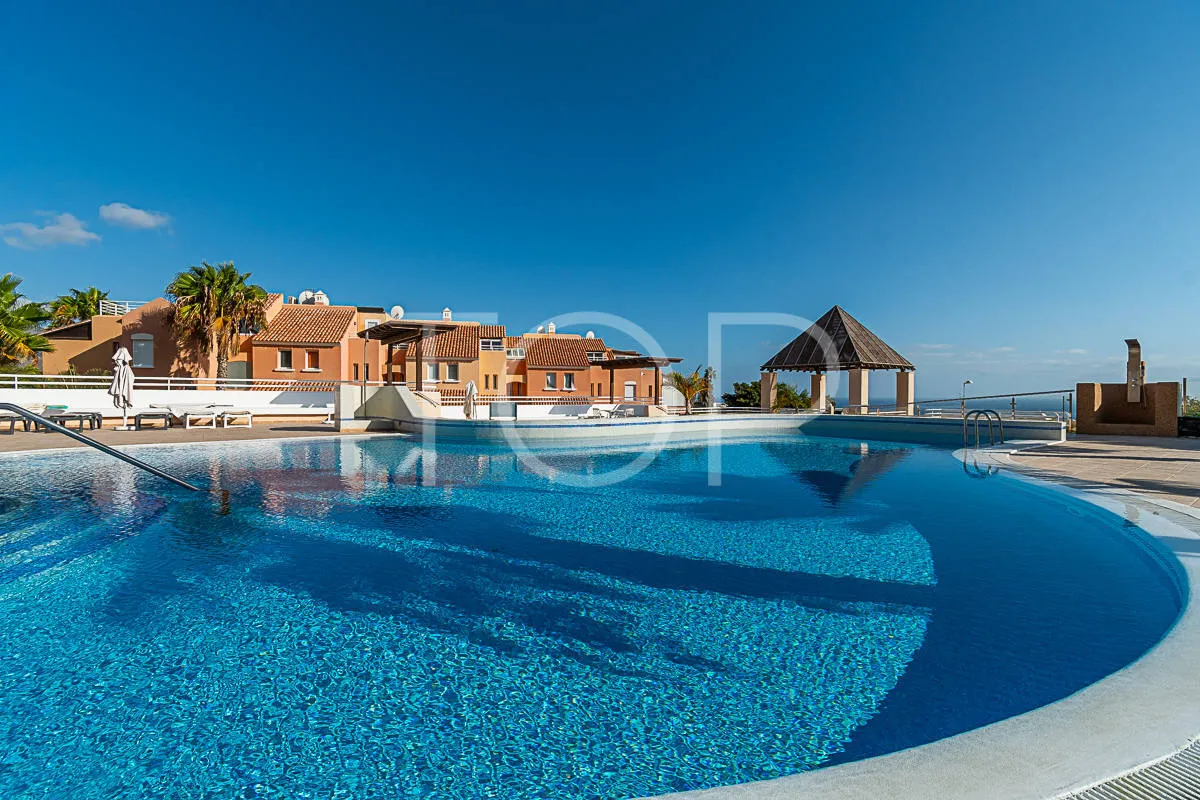 Encantador chalet adosado de tres plantas, elegantemente remodelado, que se asoma hacia el mar y el campo de golf de Adeje