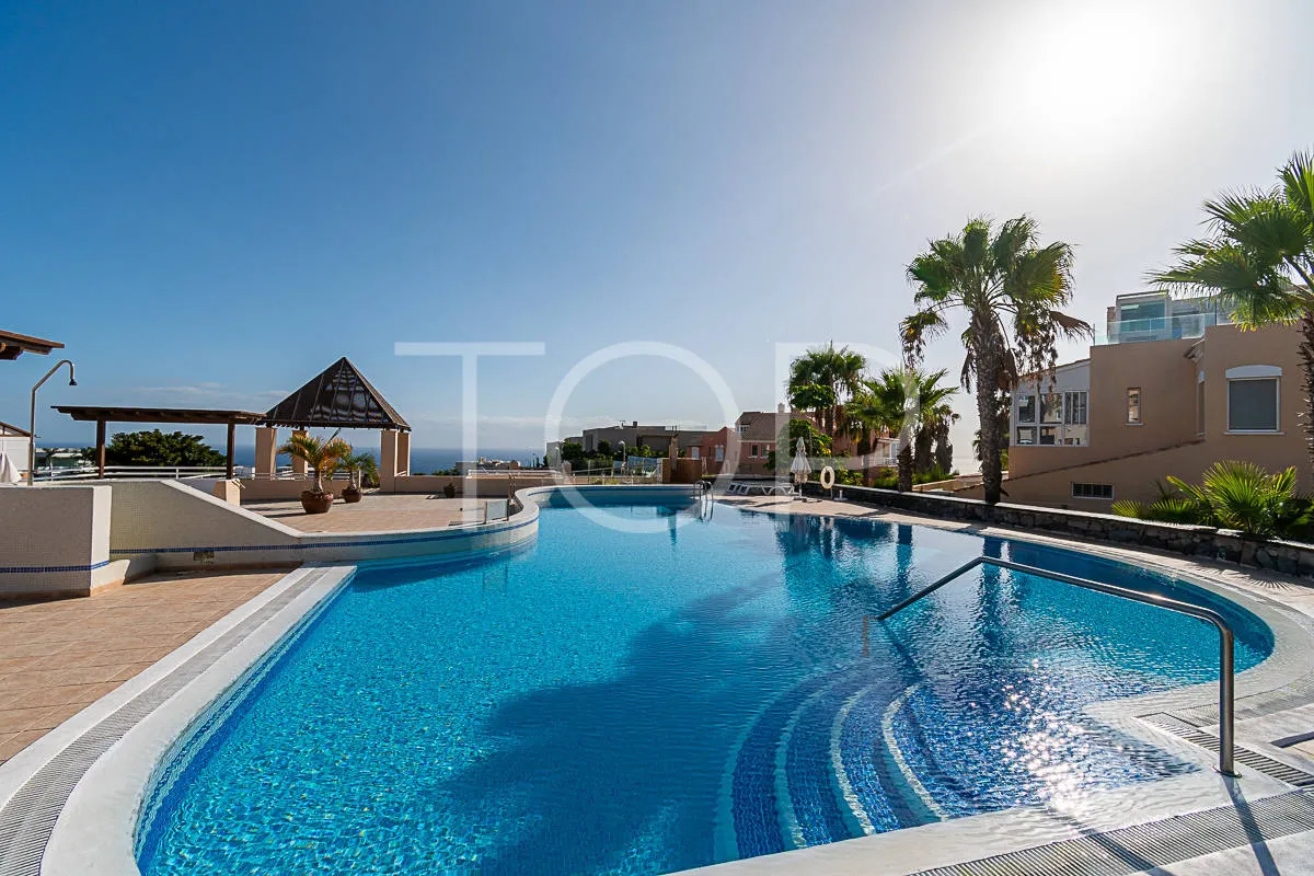Encantador chalet adosado de tres plantas, elegantemente remodelado, que se asoma hacia el mar y el campo de golf de Adeje
