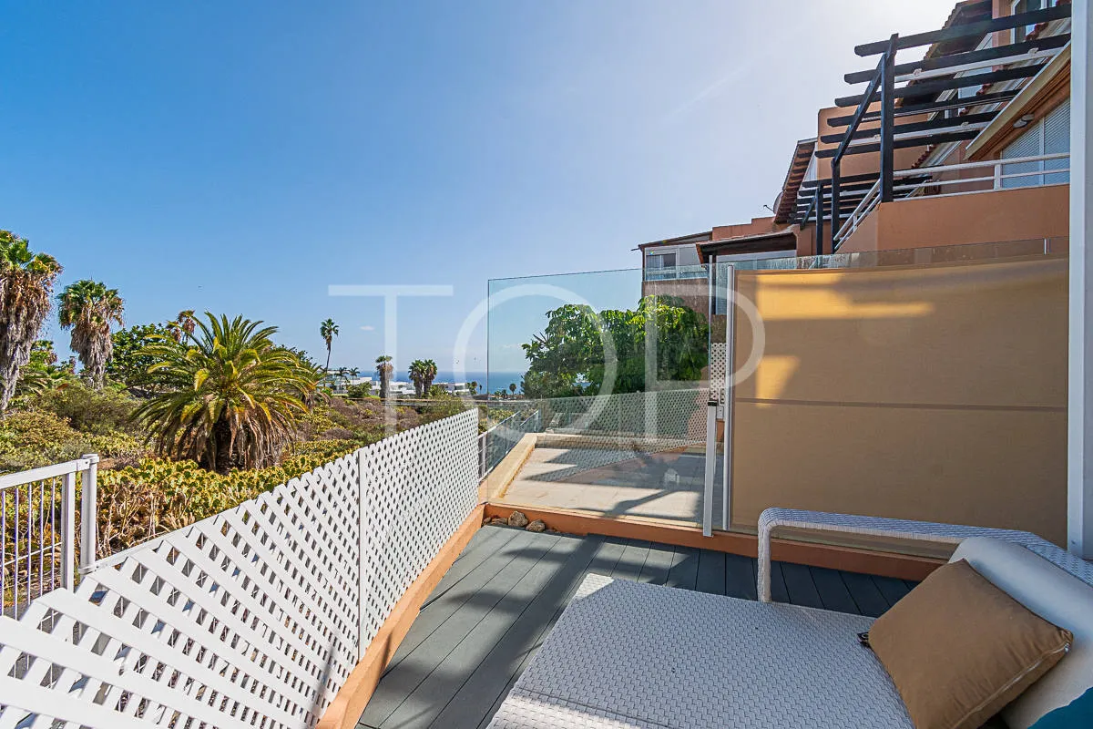 Encantador chalet adosado de tres plantas, elegantemente remodelado, que se asoma hacia el mar y el campo de golf de Adeje
